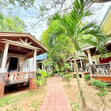 Lanta Palm Beach Resort , Beach Bungalow - Koh Lanta Exterior foto