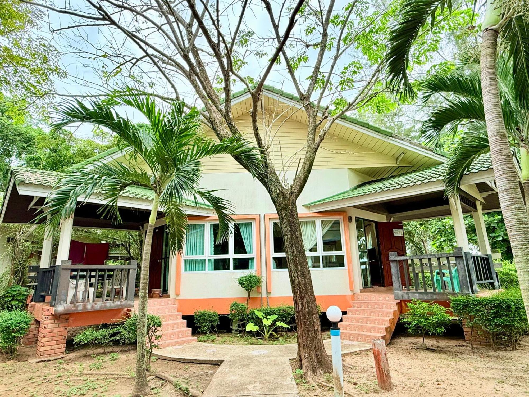 Lanta Palm Beach Resort , Beach Bungalow - Koh Lanta Exterior foto