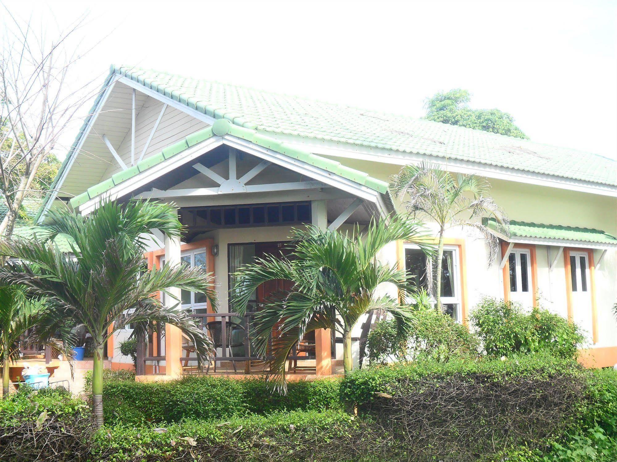 Lanta Palm Beach Resort , Beach Bungalow - Koh Lanta Exterior foto